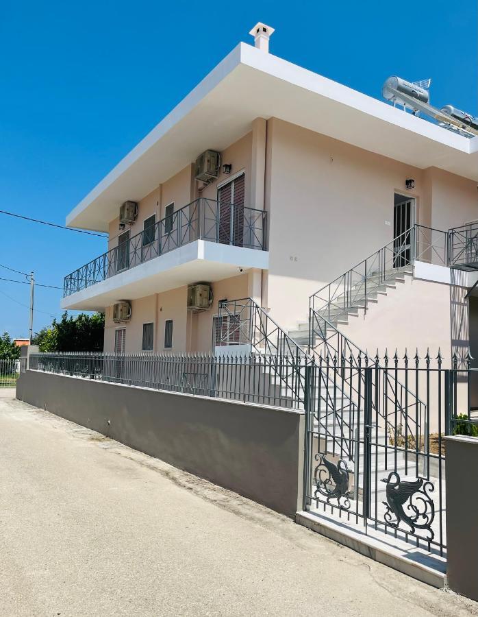 Koulouras Holiday Apartments Nikolaiika Bagian luar foto